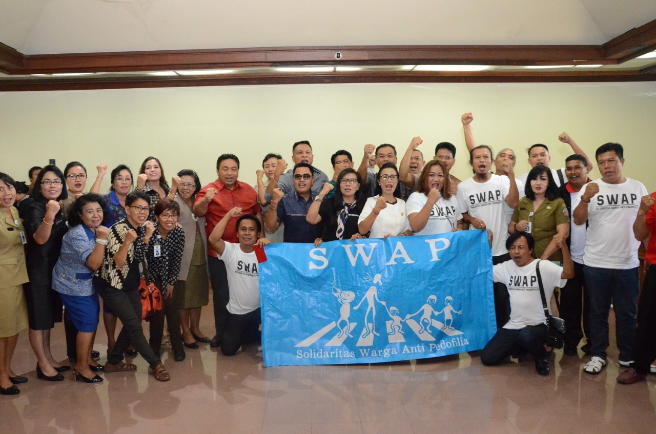 Denpasar Foto bersama kelompok masyarakat anti pedofilia