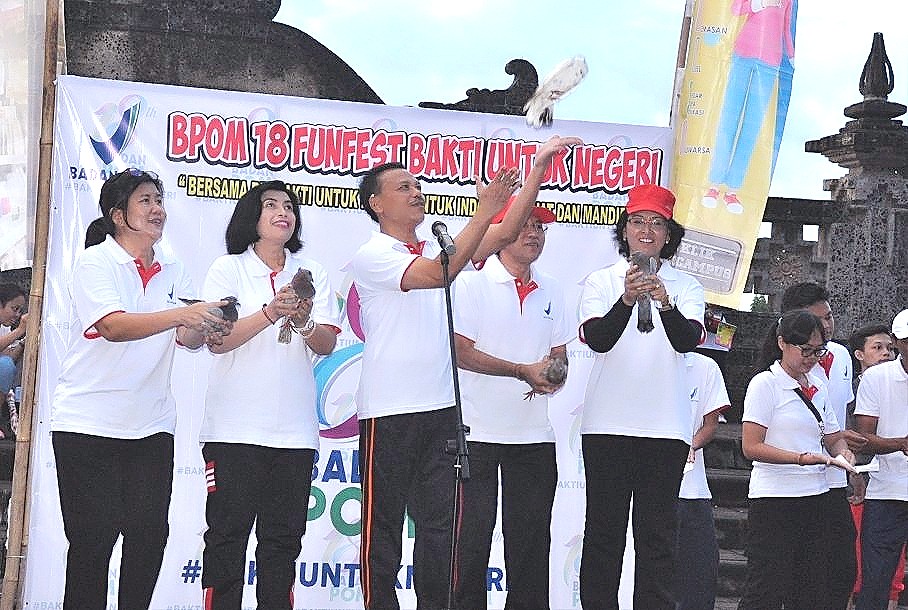 Info Bisnis Sekda Bali Dewa Made Indra melepas burung merpati menandai pembukaan Jalan Sehat 2018