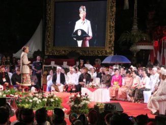 Gubernur Bali Wayan Koster menyapa Presiden Jokowi