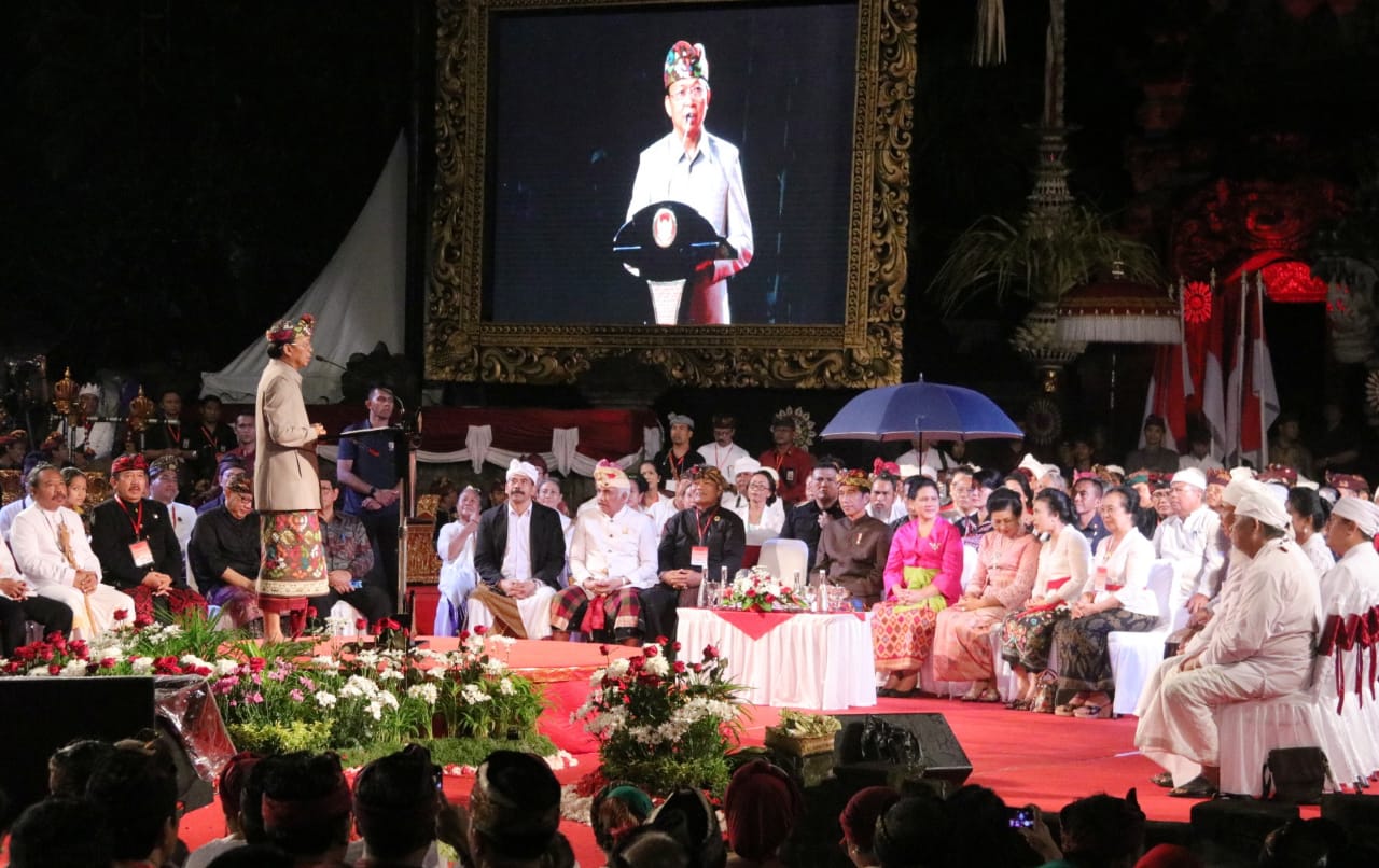 Gubernur Bali Wayan Koster menyapa Presiden Jokowi