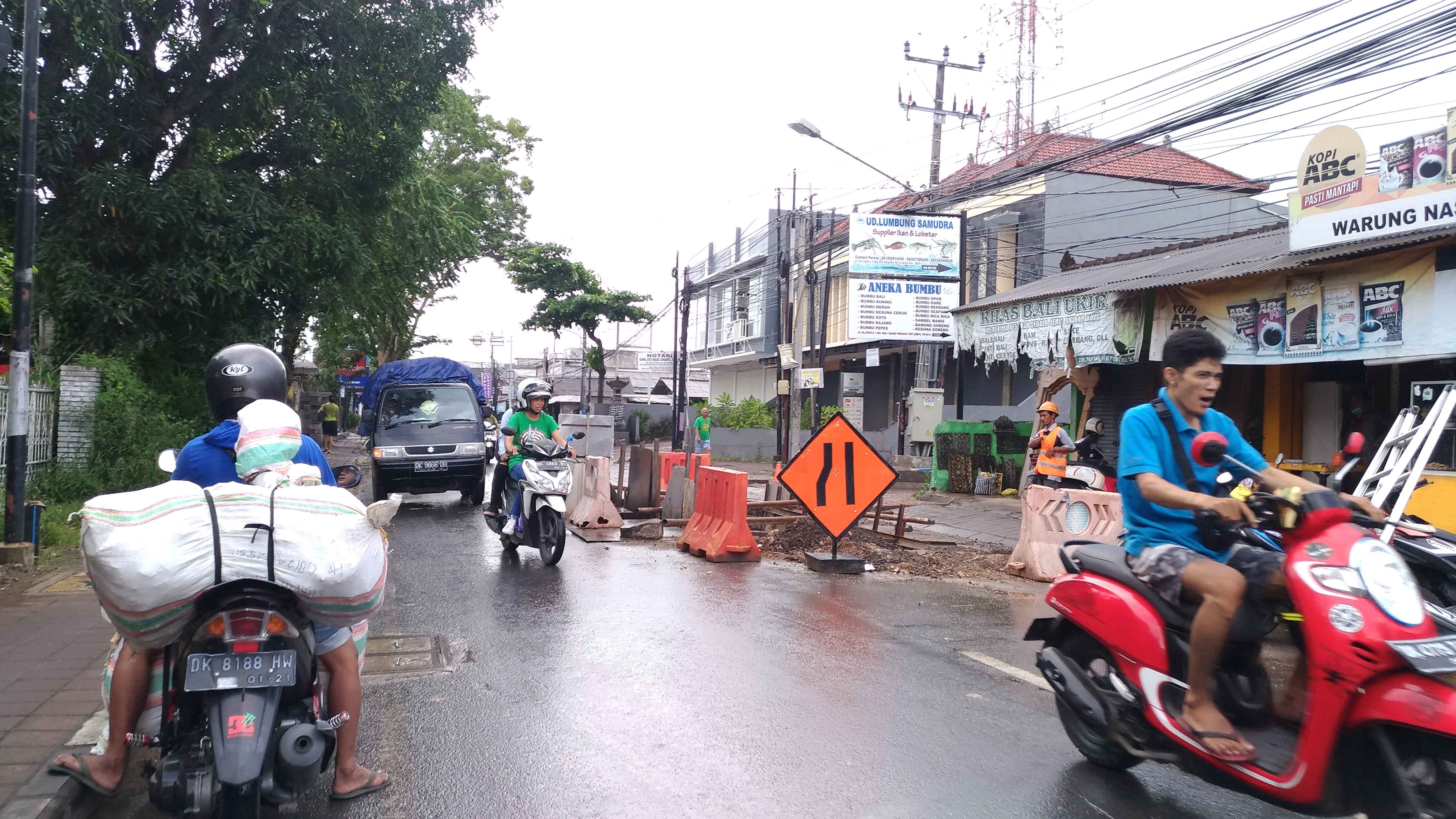 Menitini-Badung-Macet-di-Jalan-Uluwatu