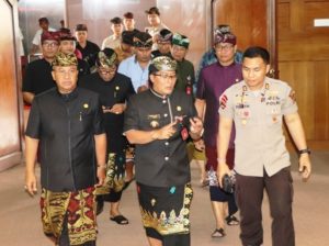 Bupati Giri Prasta menuju ruang paripurna