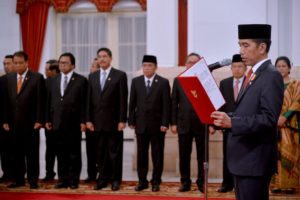 Jokowi saat melantik menteri