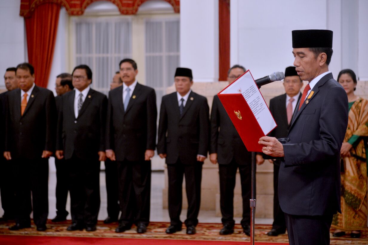 Jokowi saat melantik menteri