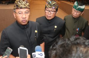 Ketua DPRD Putu Parwata diwawancara wartawan