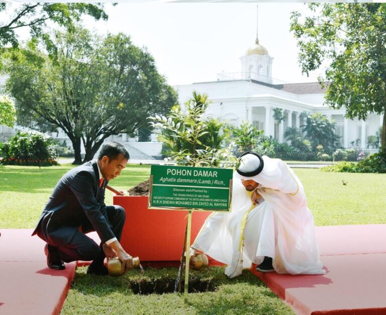 Tanam Pohon di Istana Bogor