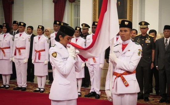 Manda Siswi dari Bangli, Pegang Bendera Merah Putih Saat Pengukuhan oleh Presiden Jokowi