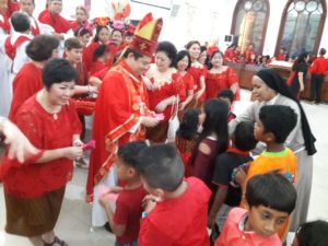 Bagi Angpao di Nusa Dua