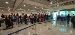 02208 Laporan Pariwisata Wisatawan mengambil bagasi di terminal kedatangan