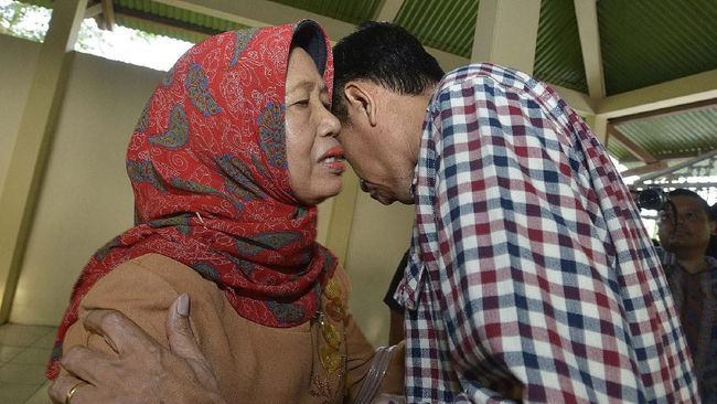 Jokowi Sebut Ibundanya Idap Kanker 4 Tahun, Rencana Pemakaman 26 Maret