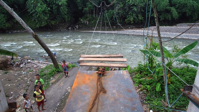 Jembatan Gantung Putus, Satu Warga…