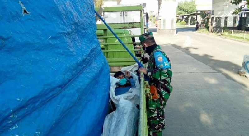 02303 Denpasar Lanan Amankan penumpang sembunyi di truck