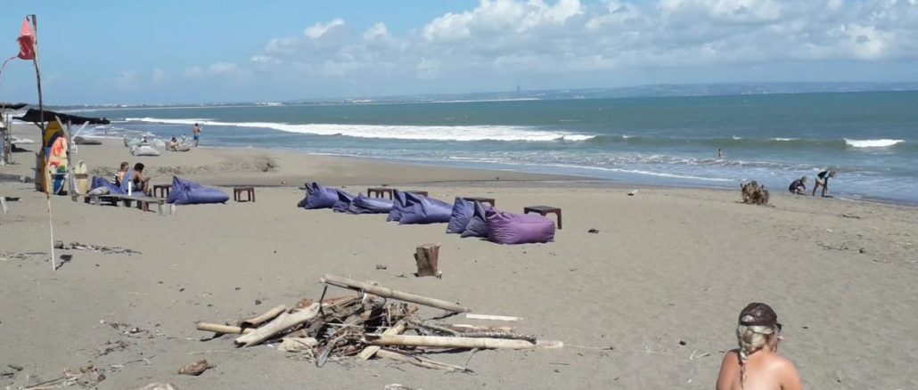 Wisatawan menikmati pantai Batu Bolong