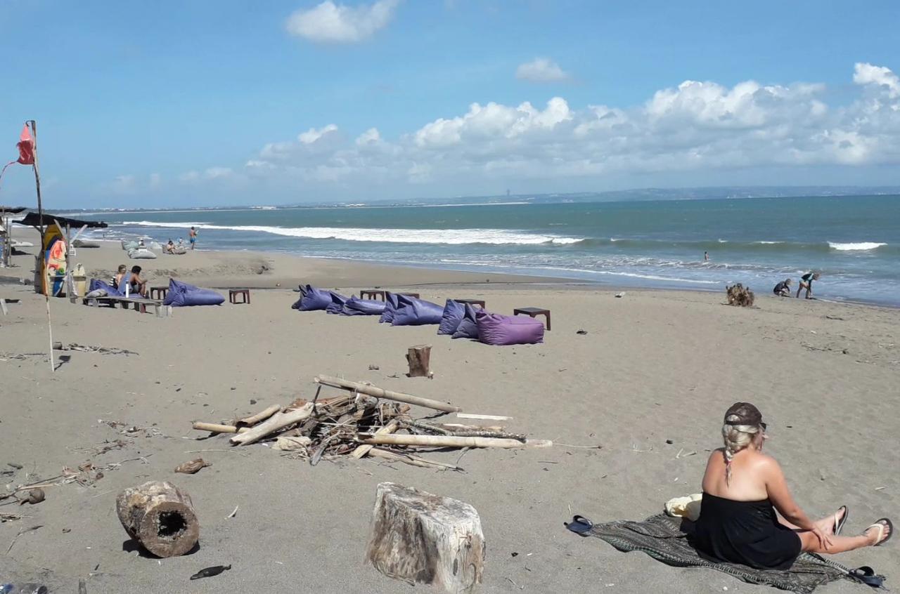 Wisatawan menikmati pantai Batu Bolong