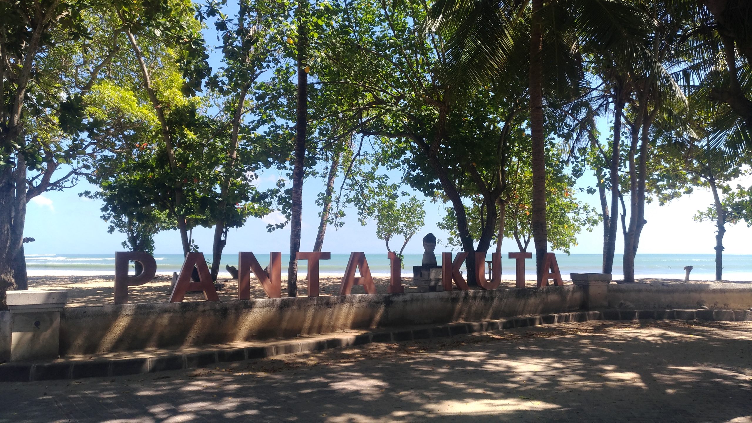 Sebelum Pantai Kuta Resmi Dibuka, Desa Adat Lakukan Ritual