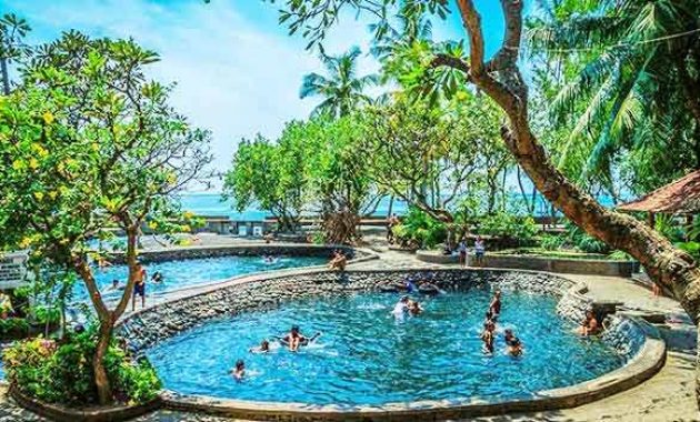Kolam Renang di area hotel di Kutra