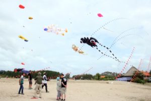 Layang Layang di Pantai Kedongan