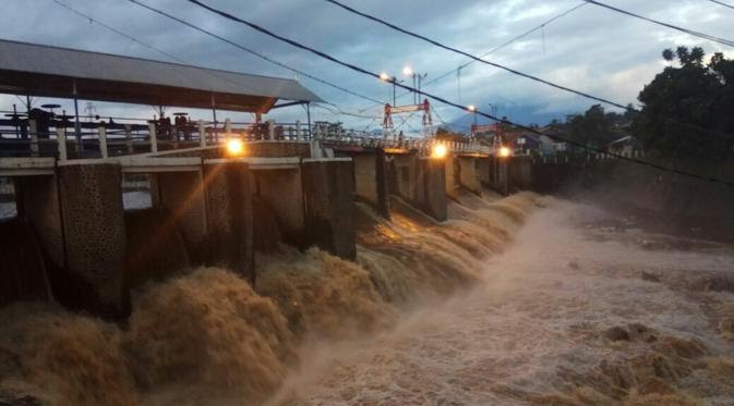 Jakarta-Depok Waspada! Banjir Kiriman Lewat Sungai Ciliwung Usai Bendungan Katulampa Bogor Siaga I