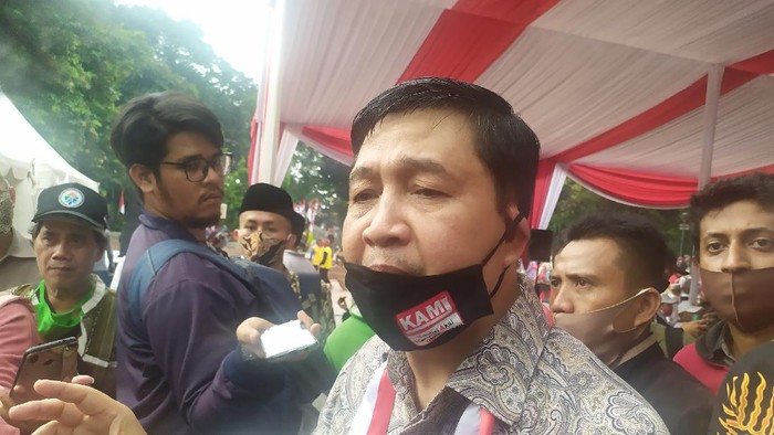 Disodor Surat Penangkapan, Ahmad Yani Melawan, “ Pasal yang Dituduhkan Apa?”