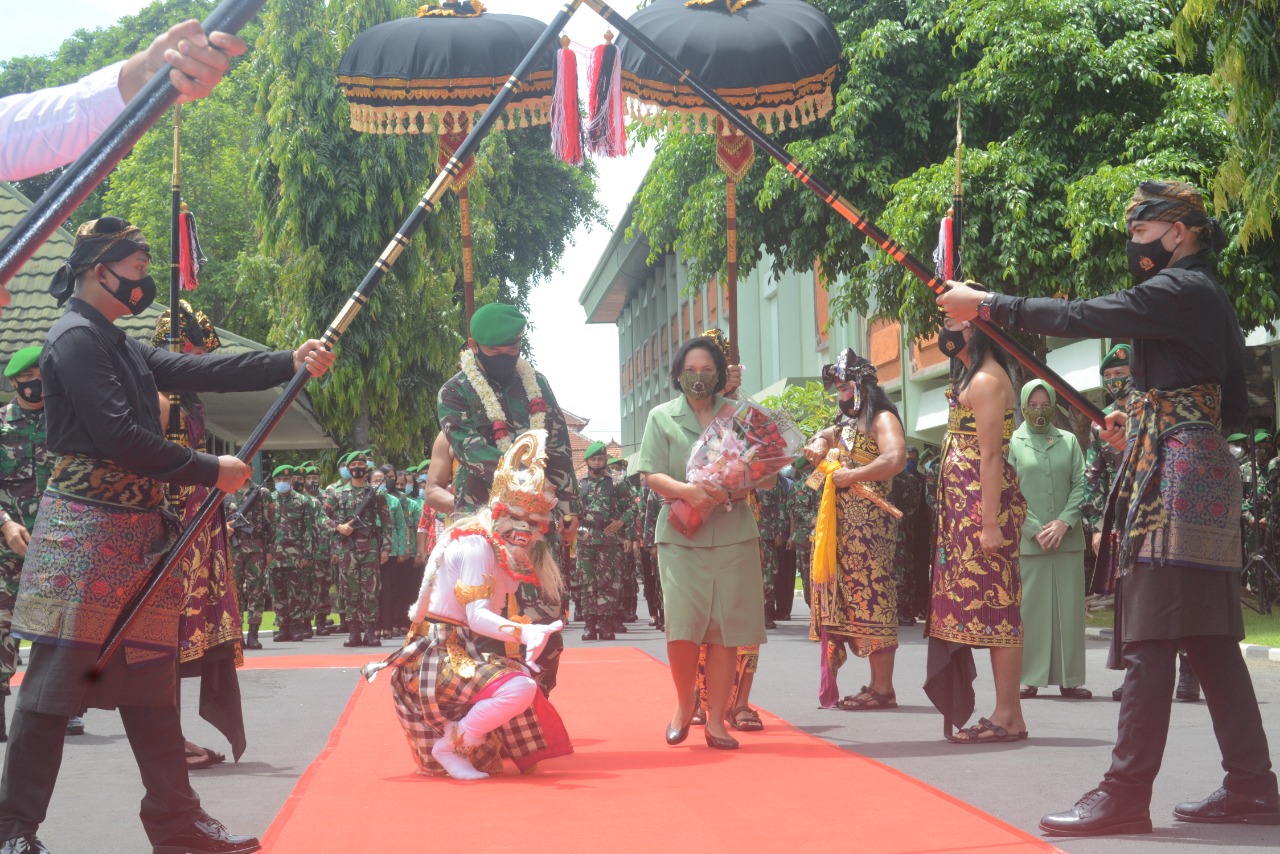 Tradisi Tepung Tawar Sambut Pangdam IX/Udayana