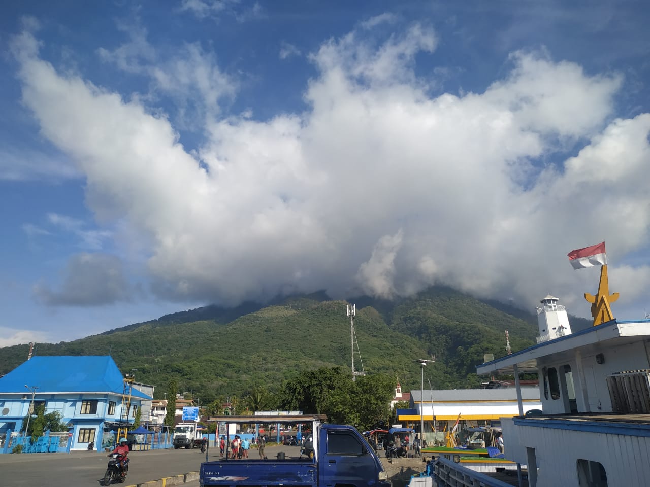 Kabut Selimuti Gunung Ile Mandiri