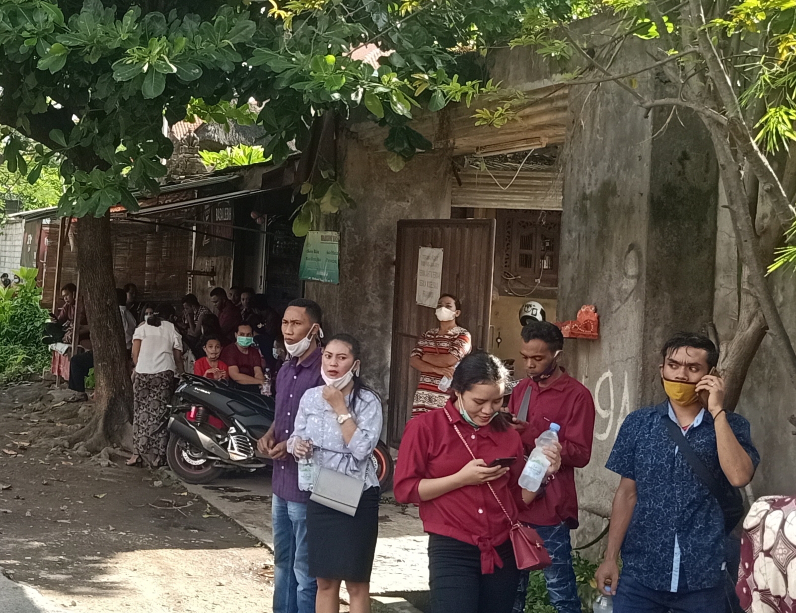 Quota Dibatasi, Umat Rela Antre Menunggu Misa di Gereja Katedral Denpasar