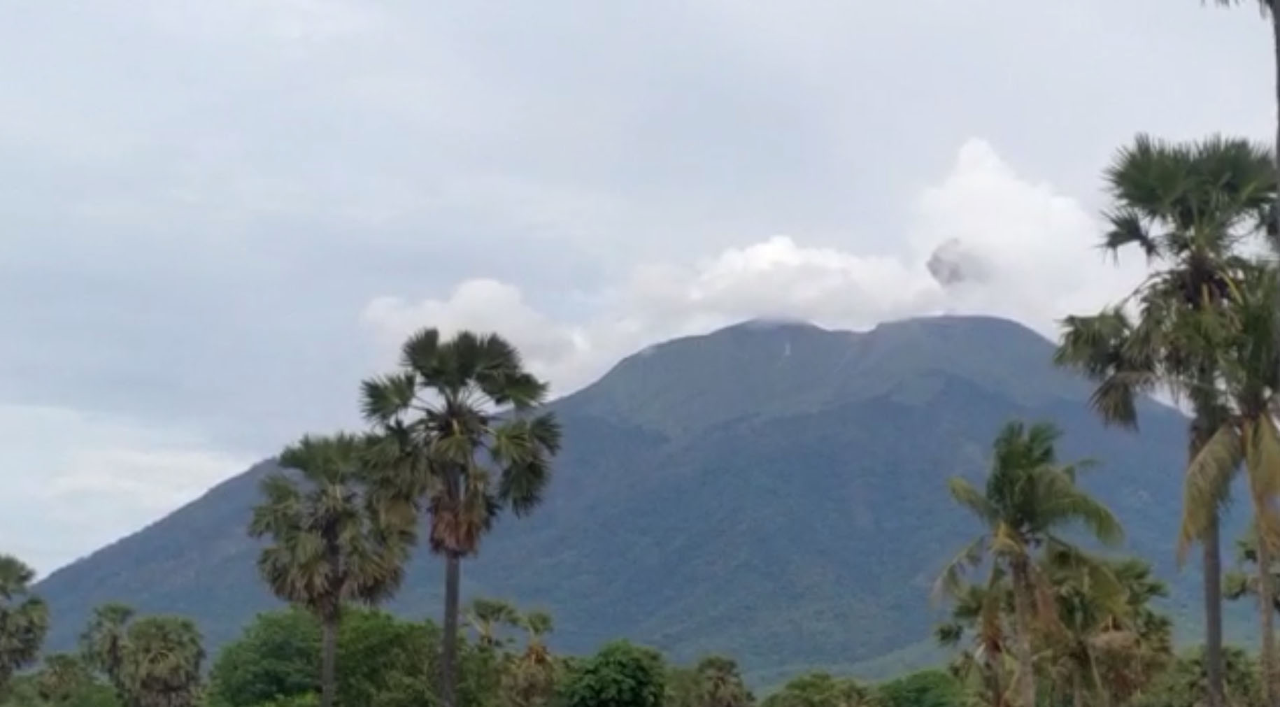 VIDEO: ERUPSI GUNUNG ILE LEWOTOLOK…