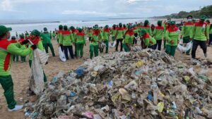 02468 Badung Sampah Kiriman di Pantai Samigita