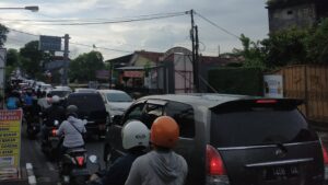 02475 Badung Kendaraan Lalu lalang