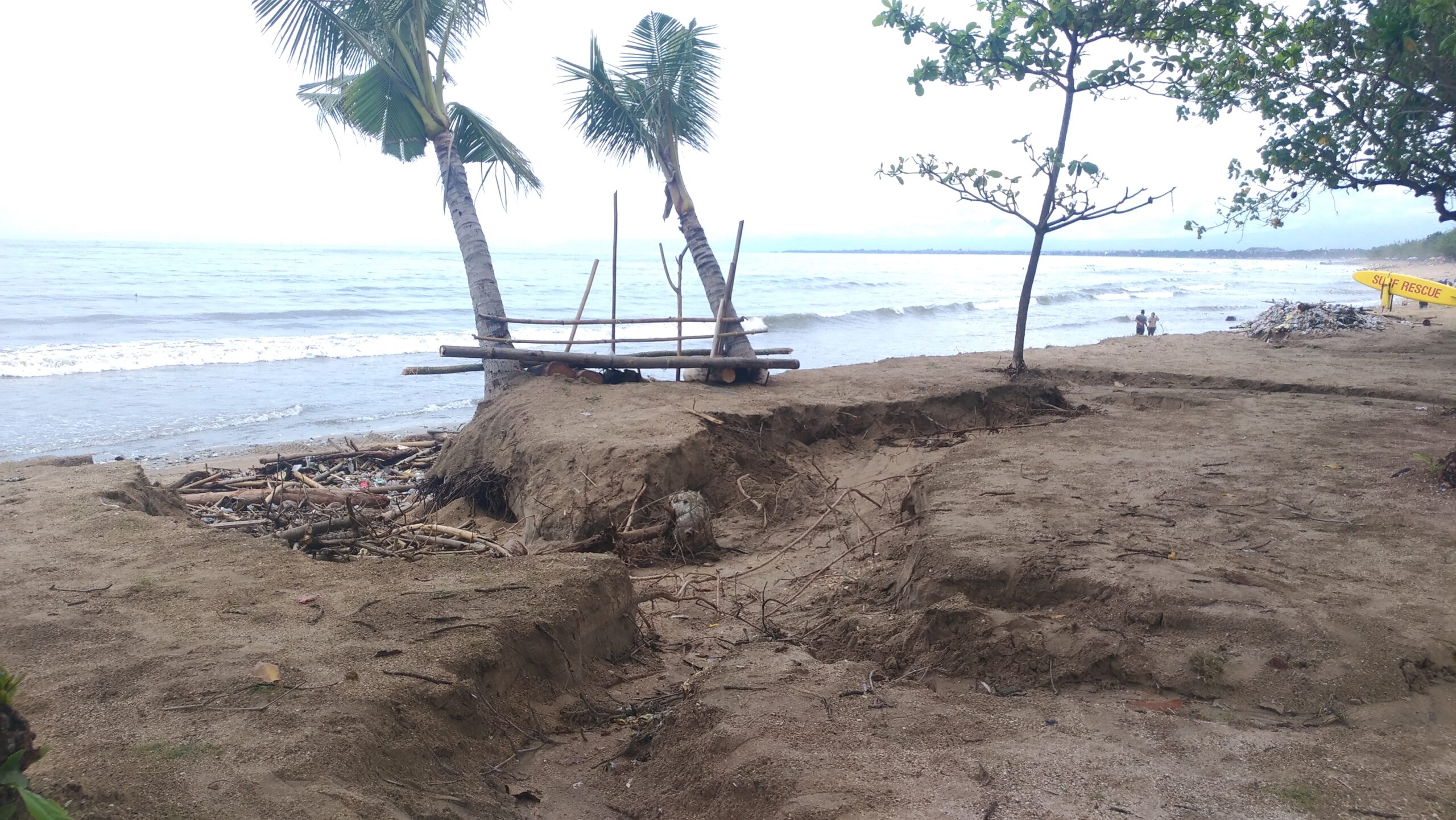 Pesisir Pantai Kuta Diterjang Abrasi, Sampah Kiriman Terus Membludak
