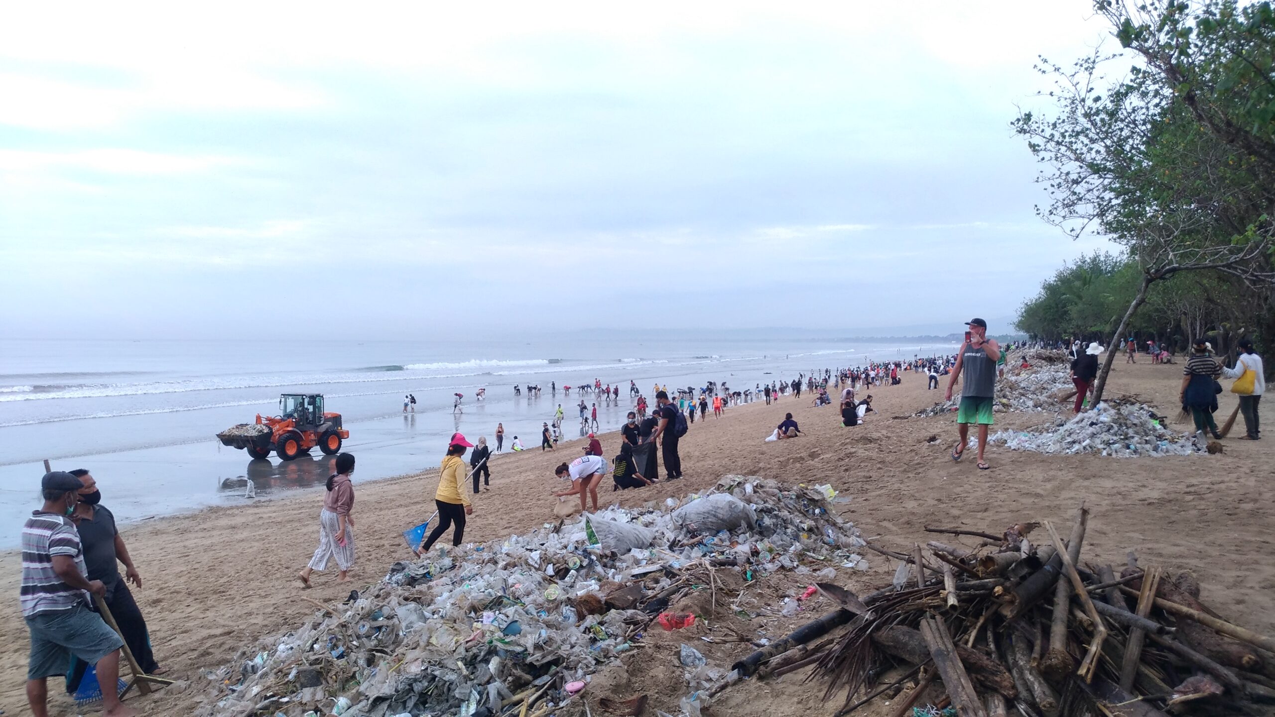 Lagi, Sampah Kiriman Serbu Pantai…