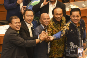Ketua Banggar periode 2019-2024 Said Abdullah (ketiga kiri) berjabat tangan bersama Wakil Ketua Muhidin Moh Said (kedua kanan), Cucun A Syamsurijal (kiri), Edhie Baskoro YudhoyonoÊ(kedua kiri) dan Rusdi Maseh (kanan) usai penetapan Ketua Banggar di ruang Banggar, Kompleks Parlemen, Jakarta, Rabu (30/10/2019).