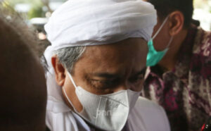 imam-besar-fpi-habib-rizieq-shihab-hrs-tiba-di-polda-metro-2 (1)