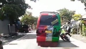 polisi diserempet minibus