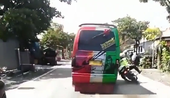 VIDEO, Hendak Tilang, Polantas Terkapar Diserempet Minibus