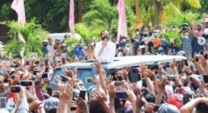 16805-jokowi-disambut-kerumunan-massa-di-ntt-instagram-atbuddycsbarts
