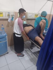 Korban Penebasan oleh saudara sepupu saat berada di UGD RSU Bangli mendapat perawatan