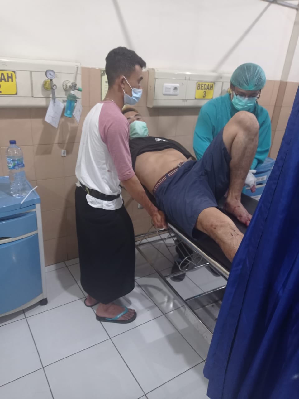 Korban Penebasan oleh saudara sepupu saat berada di UGD RSU Bangli mendapat perawatan
