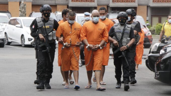 empat-pria-berbadan-kekar-dan-bertatto-yang-diamankan-1