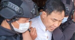 48696-pengacara-habib-rizieq-shihab-munarman-ditangkap-densus-88-antiteror-polri (1)