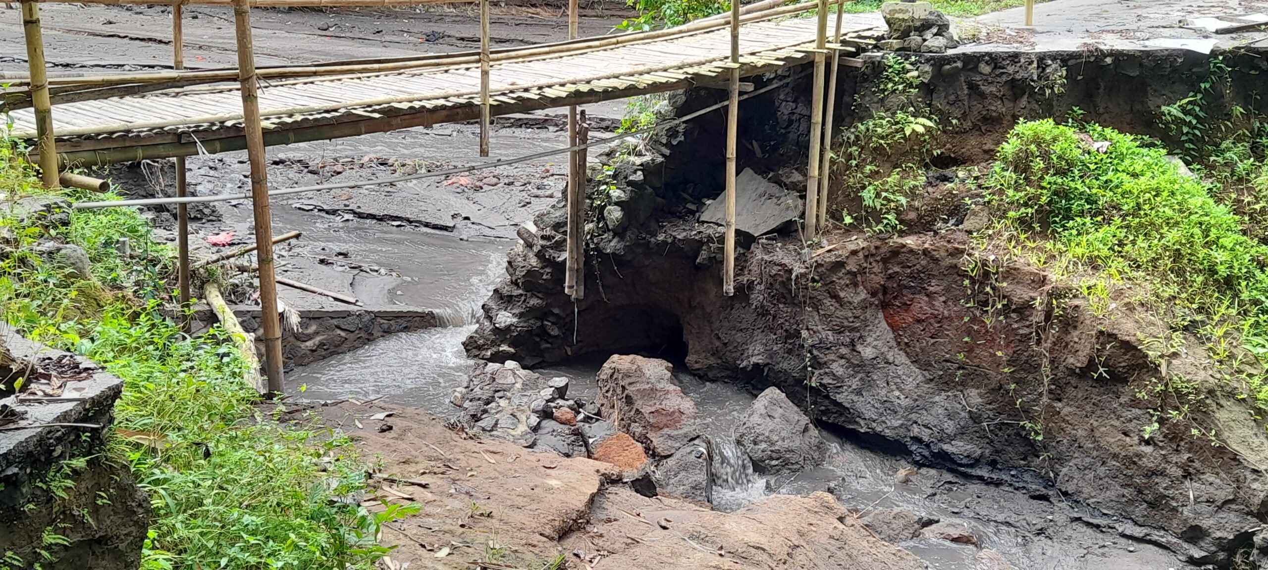 Lambat Diperbaiki Pemkab, Banjir Bandang Hancurkan Jembatan di Tegalalang