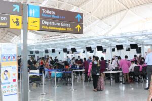 PROSES keberangkatan ratusan warga Autralia melalui Bandar Udara I Gusti Ngurah Rai, Rabu