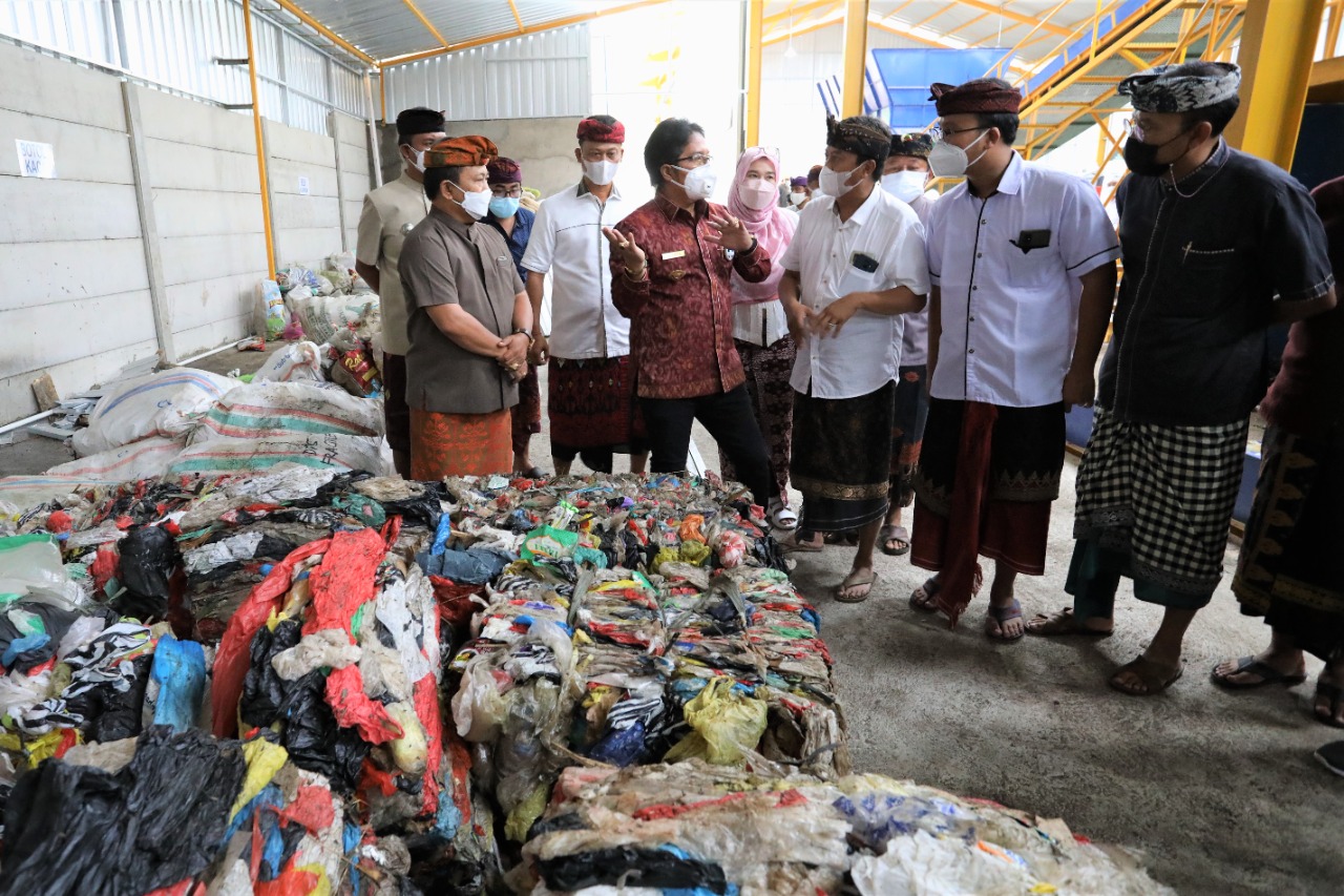 02661 Badung Bupati Tinjau TPST Samtaku