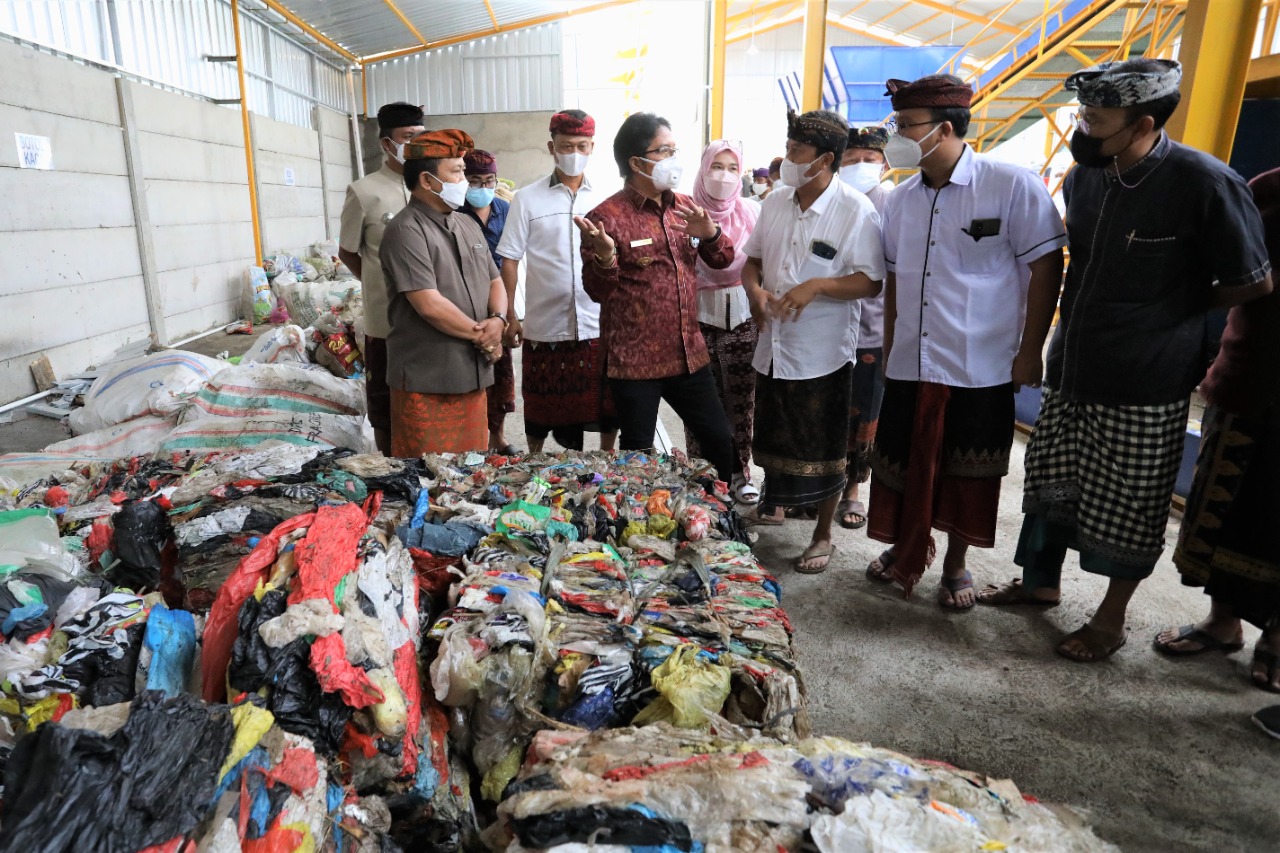 Bupati Giri Prasta Komitmen Selesaikan Masalah Sampah di Sumber, Danone Aqua Support Samtaku Jimbaran