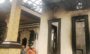 Bangunan rumah warga Badung yang terbakar