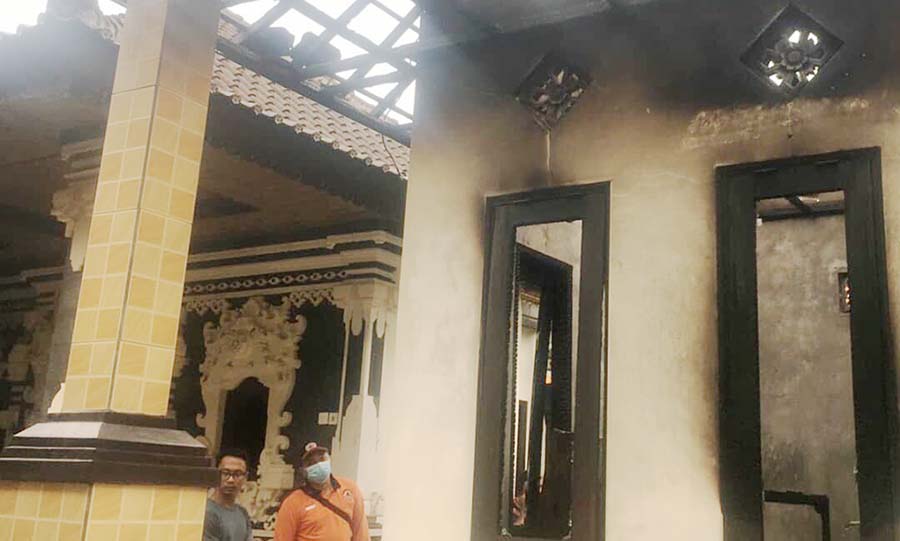Bangunan rumah warga Badung yang terbakar