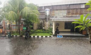 Hujan mengguyur Kota Denpasar hari ini