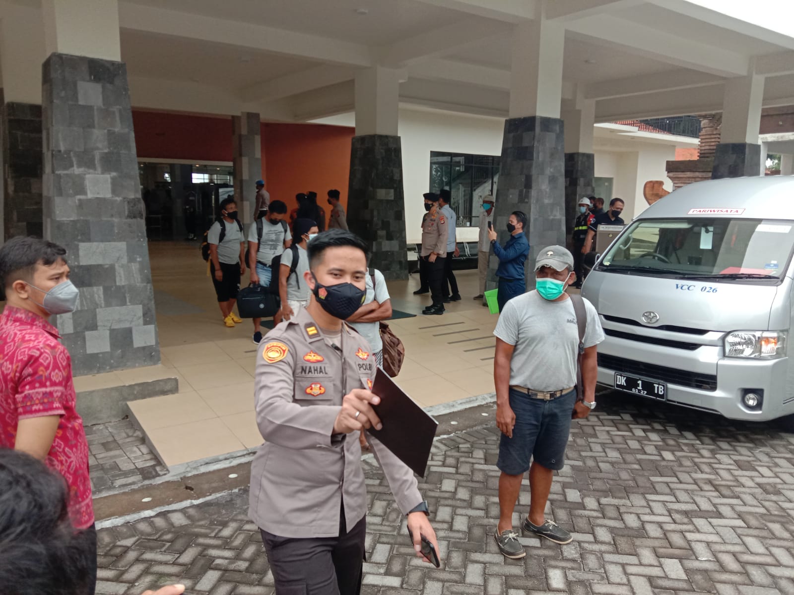 PPLN tiba di Pelabuhan Benoa dikawal petugas naik kendaraan kendaraan selanjutnya ke hotel karantina yang disiapkan pemerintah