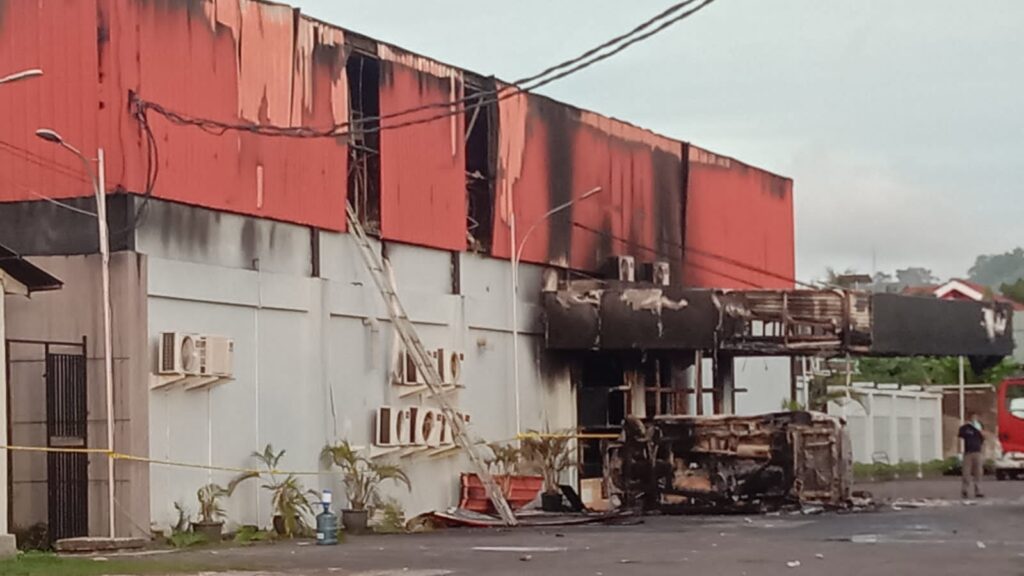 Karaooke Doubel0 yang dibakar massa