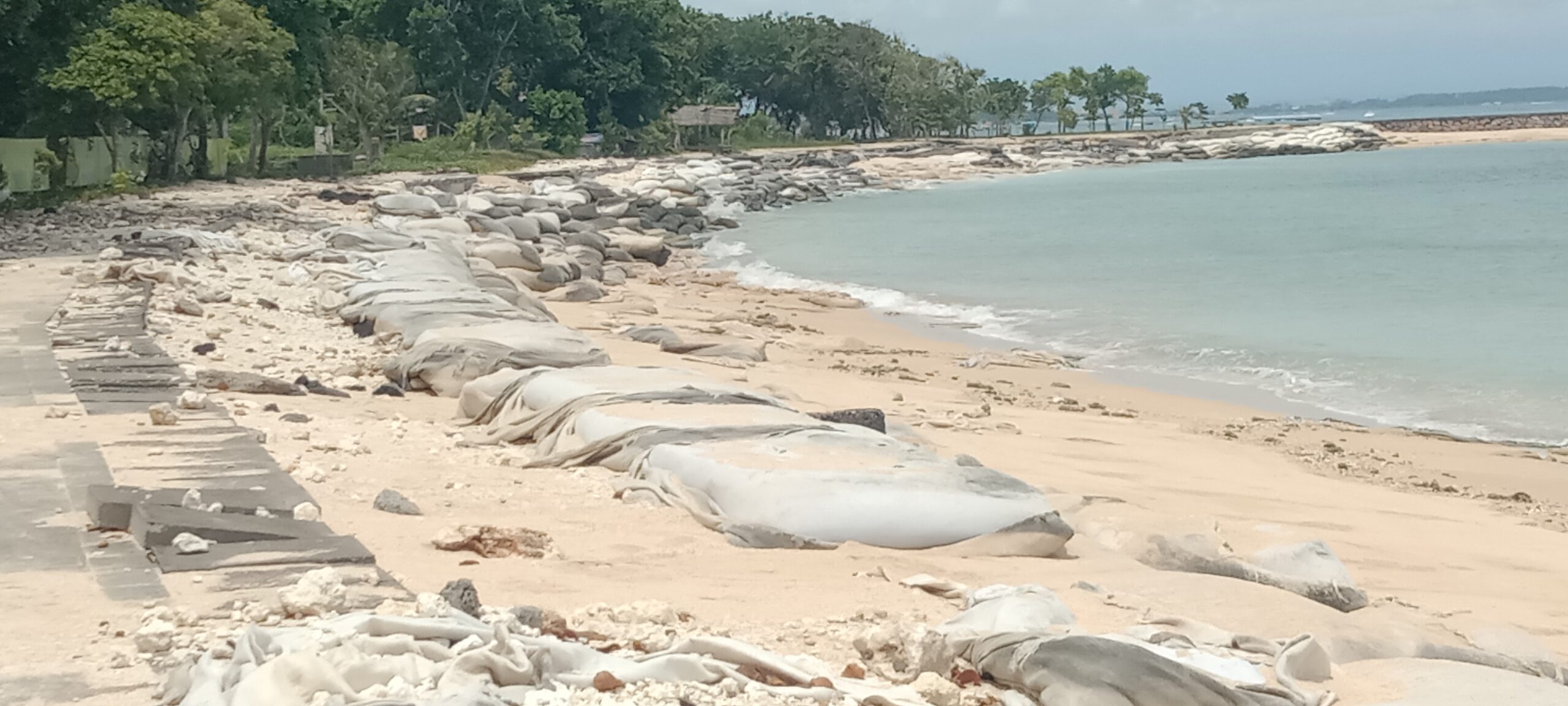 Pantai Nusa Dua Hancur Berantakan